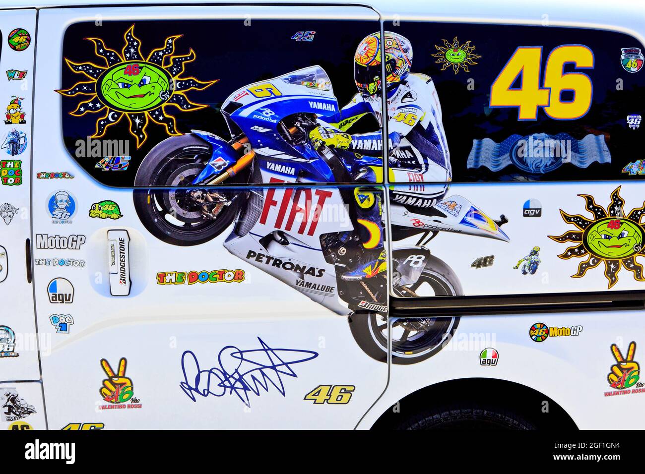 Un minivan ceco decorato con adesivi del 9 volte campione del mondo della MotoGP Valentino Rossi (1979) a Bol (Isola di Brac), Croazia Foto Stock