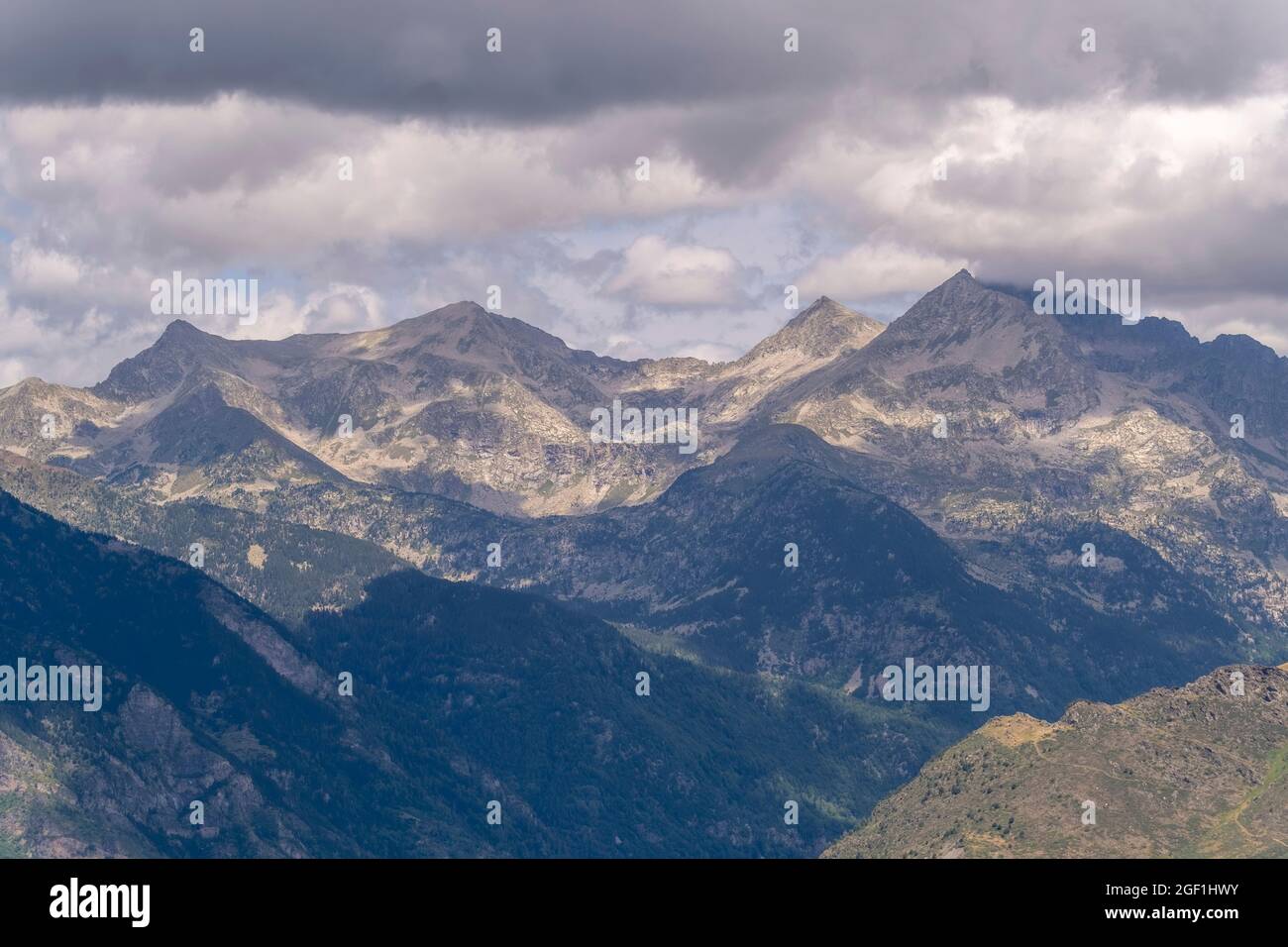 Picco di montagna della catena montuosa dei Pirenei in Spagna, con le nuvole nel cielo, orizzontale Foto Stock