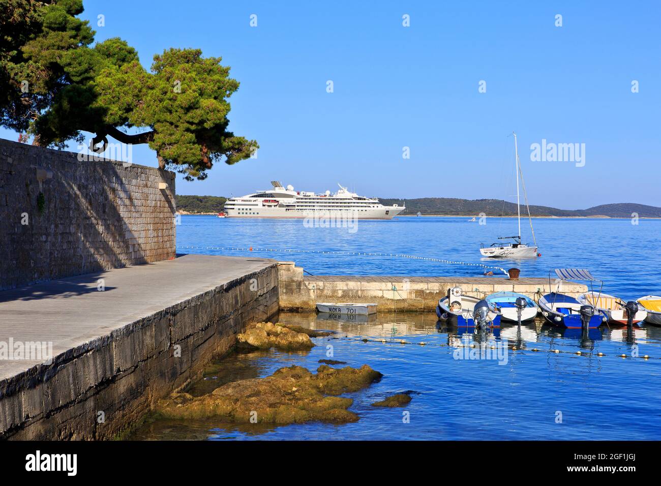 Le Lyrial (2015) nave da crociera sull'isola di Marinkovac a Hvar, Croazia Foto Stock