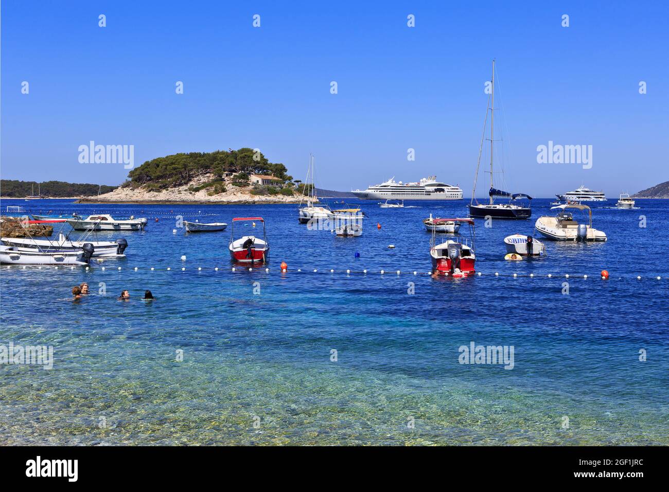 Le Lyrial (2015) nave da crociera per l'ancoraggio all'isola di Galisnik a Hvar, Croazia Foto Stock