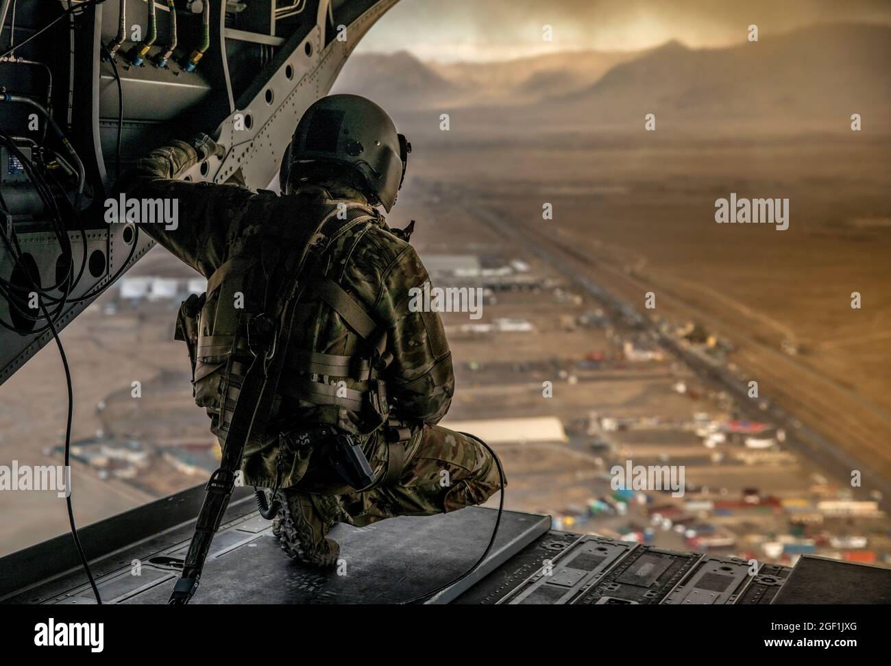 Un soldato degli Stati Uniti assegnato alla X Divisione montagna effettua indagini sulla parte posteriore di un CH-47 Chinook durante il volo sopra la regione meridionale di Kabul, Afghanistan il 6 novembre 2019. (STATI UNITI Foto della riserva dell'esercito da SPC. Jeffery J. Harris/ rilasciato) Foto Stock