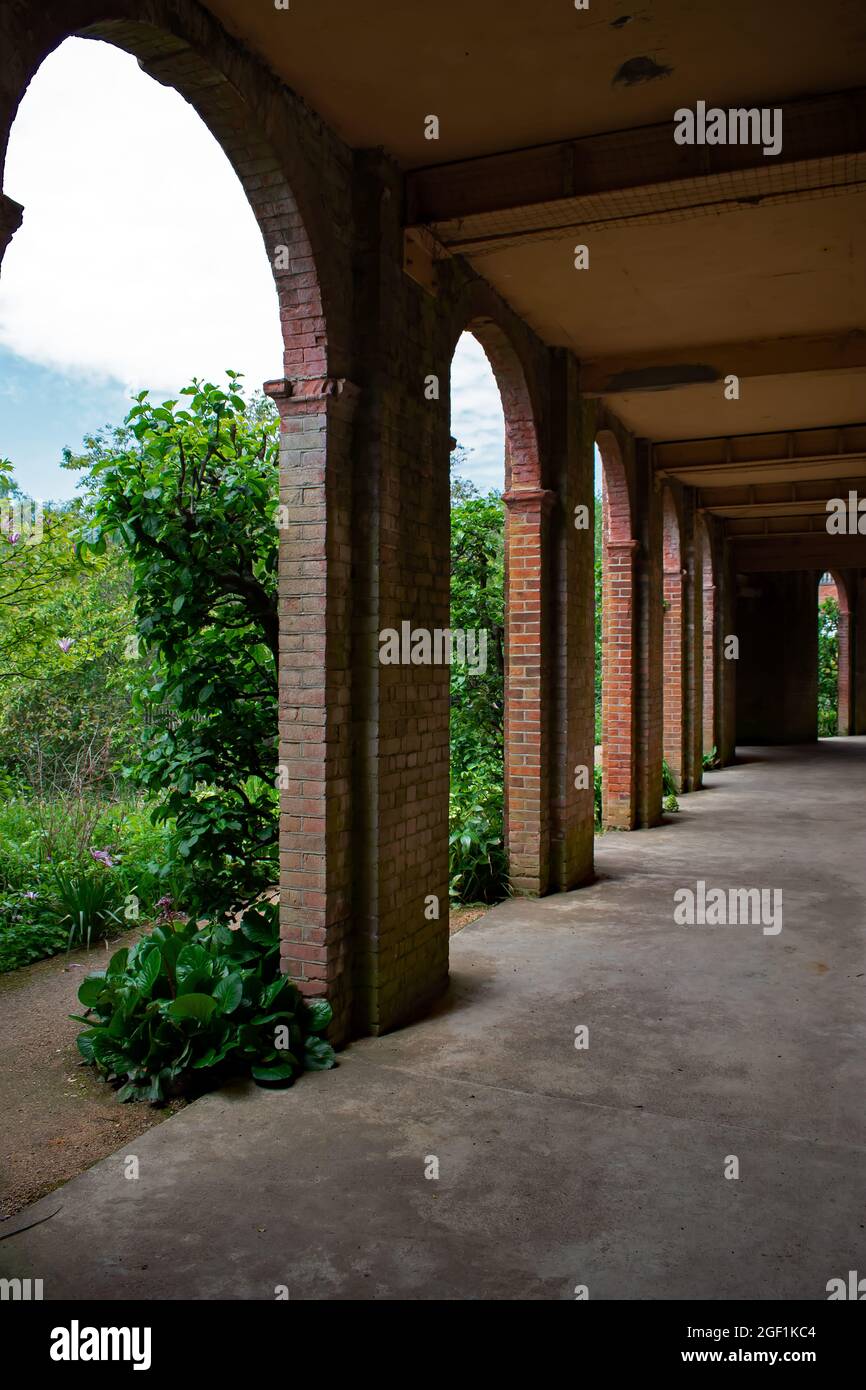 Le dettagliate arcate in mattoni a Hill Garden e Pergola, un arbour georgiano e terrazza nel Hill Garden con vista su Hampstead Heath, Londra, Regno Unito Foto Stock