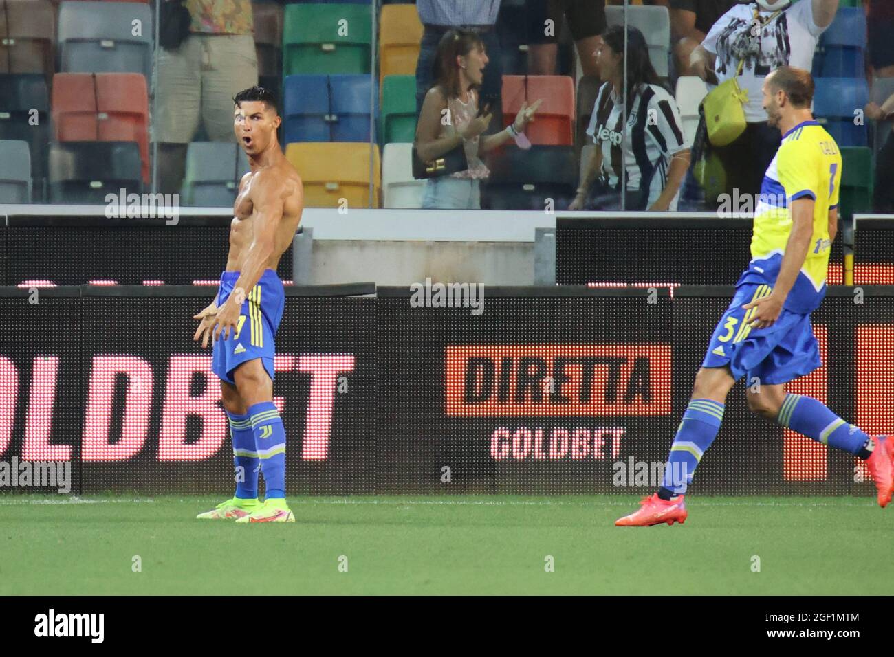 Udine. 23 Agosto 2021. Cristiano Ronaldo (L) del FC Juventus celebra il suo obiettivo prima che sia vietato durante una partita di calcio della Serie A tra Udinese e FC Juventus a Udine, Italia, 22 agosto 2021 Credit: Xinhua/Alamy Live News Foto Stock
