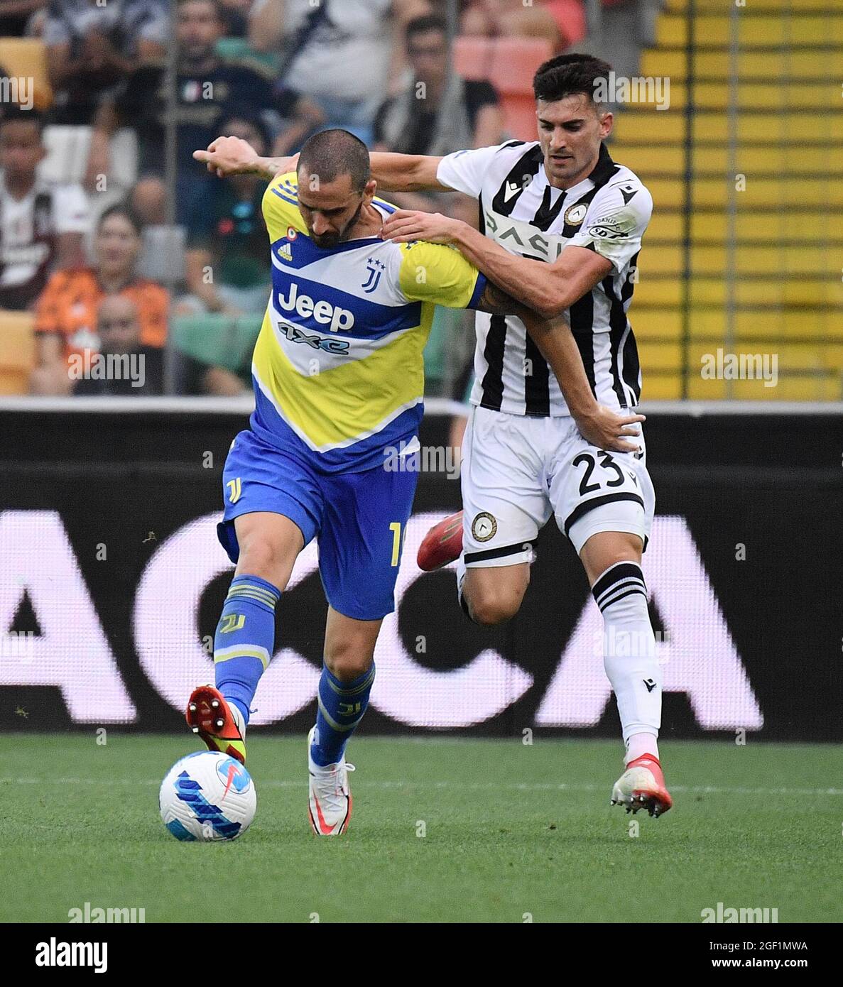 Udine. 23 Agosto 2021. Il FC Juventus' Leonardo Bonucci (Down) vies con Ignacio Pussetto di Udinese durante una partita di calcio tra Udinese e FC Juventus a Udine, Italia, 22 agosto 2021 Credit: Xinhua/Alamy Live News Foto Stock