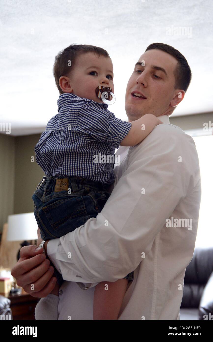 Qui a Nashua, N.H., nell'aprile 2014, sono raffigurati Ryan Pitts e Lucas, figlio di un anno. Foto Stock