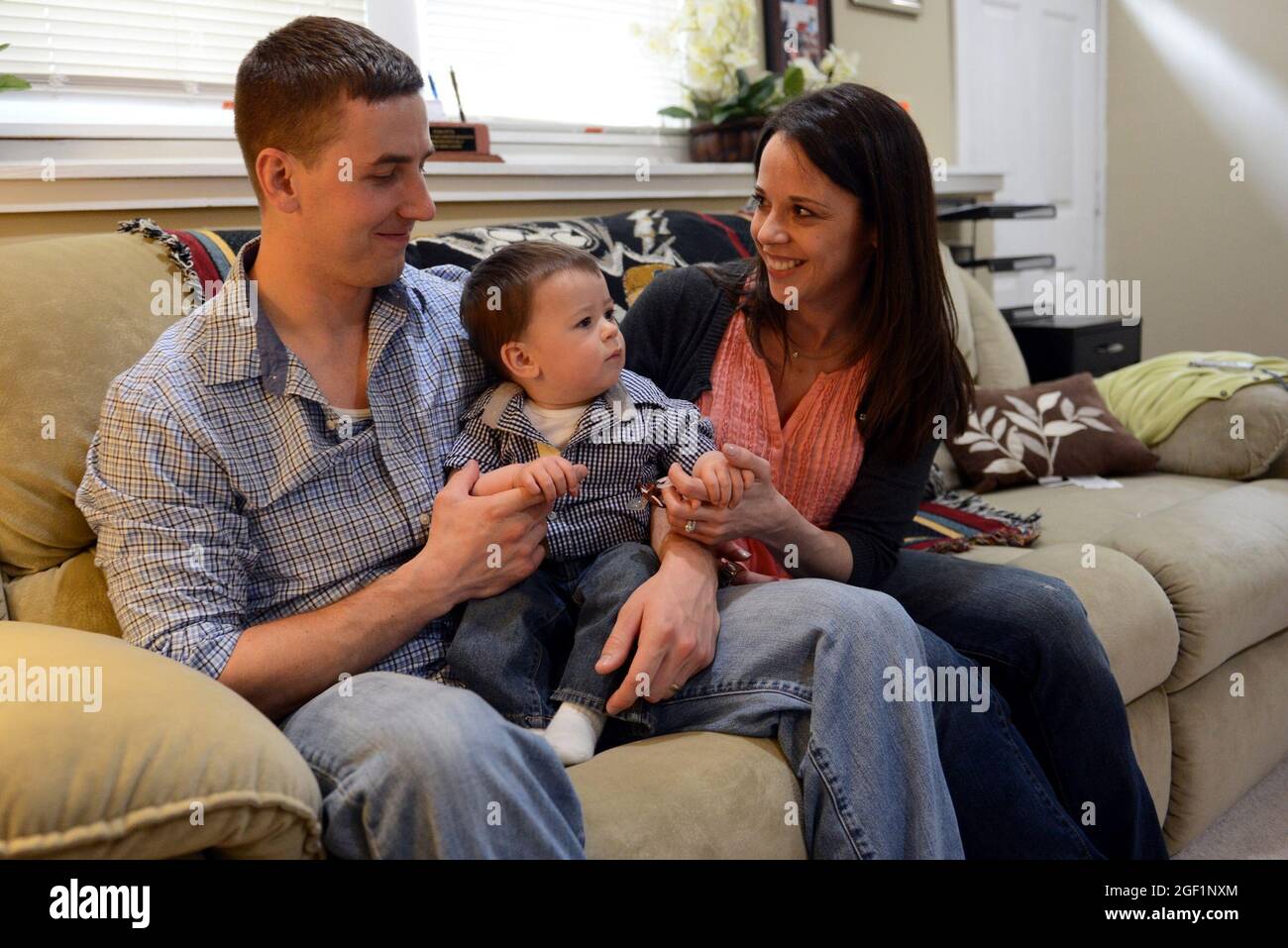 Qui a Nashua, N.H., nell'aprile 2014, sono raffigurati Ryan Pitts, Amy Pitts, E Lucas, figlio di un anno. Foto Stock