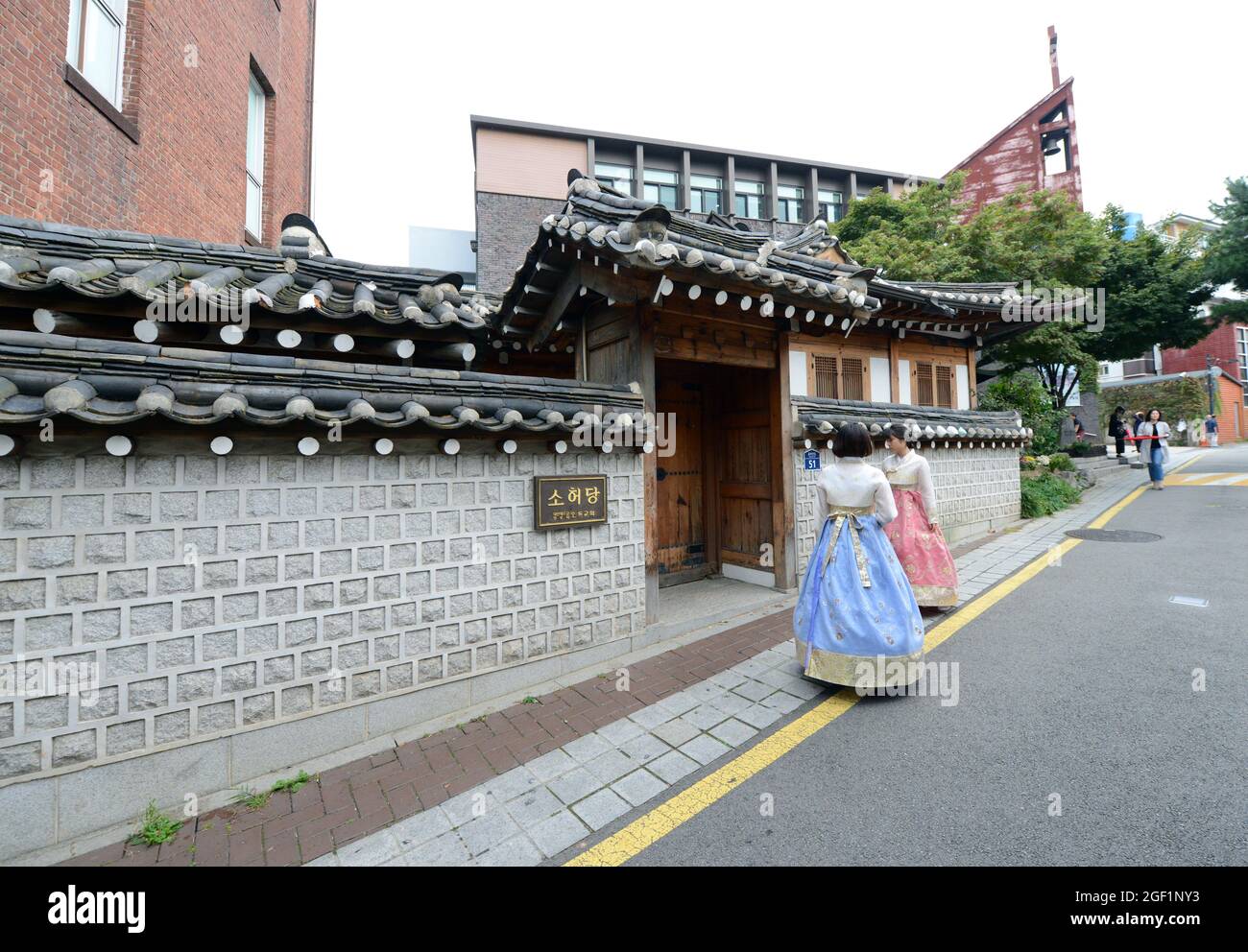 Turista cinese vestito con tradizionale abito coreano nel villaggio di Bukchon Hanok a Seoul, Corea. Foto Stock
