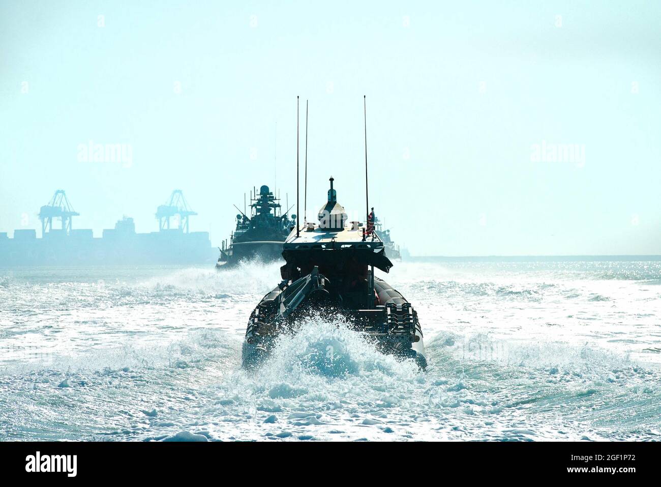 210817-N-XQ474-0085 GOLFO ARABO (AGOSTO 17, 2021) – una barca gonfiabile a scafo rigido, attaccata al comandante, alla task force (CTF) 52 e alle battelli di pattuglia Mark VI, attaccata al comandante, alla task force (CTF) 56, transita attraverso il Golfo Arabico durante l'addestramento di salto aereo, agosto 17. CTF 52, CTF 56 sono distribuiti nell'area operativa della 5th Fleet degli Stati Uniti e supportano le operazioni navali per garantire la stabilità e la sicurezza marittima nella regione centrale, collegando il Mediterraneo e il Pacifico attraverso l'Oceano Indiano occidentale e tre punti di arresto strategici al libero flusso del commercio globale. (STATI UNITI Navy foto di massa Foto Stock