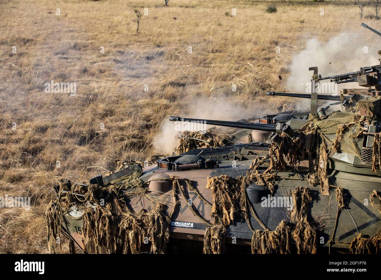 I veicoli armati leggeri australiani di servizio sparano a obiettivi durante un campo di fuoco a Bradshaw Field Training Area, NT, Australia, 21 agosto 2021. 1° reggimento Armored usò questa gamma per azzerare le loro armi in preparazione per l'esercizio Koolendong. Exercise Koolendong convalida la forza di rotazione marina – la capacità di Darwin e della forza di difesa australiana di condurre operazioni di comando e controllo rapido, dimostrando l’impegno condiviso di essere pronti a rispondere a una crisi o a un’emergenza nella regione indoPacifico. (STATI UNITI Foto del corpo marino di CPL. Lydia Gordon) Foto Stock
