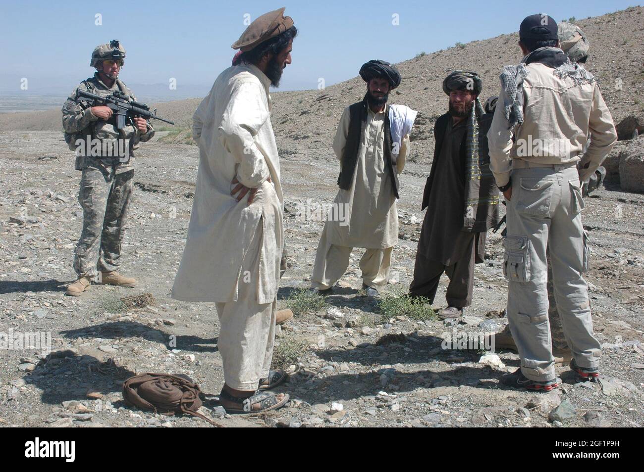 PFC. Bryan Sarge (a sinistra), medic di combattimento, quartier generale e quartier generale Troop, 4° Squadron, 73° Reggimento Cavalleria, 4° squadra di combattimento Brigade, 82o Divison Airborne, fornisce sicurezza durante una fermata del punto di controllo del traffico il 04 giugno 2007 nel distretto Andar della provincia di Ghazni, Afghanistan. Foto dell'esercito degli Stati Uniti di Sgt. Matthew Clifton (rilasciato) Foto Stock