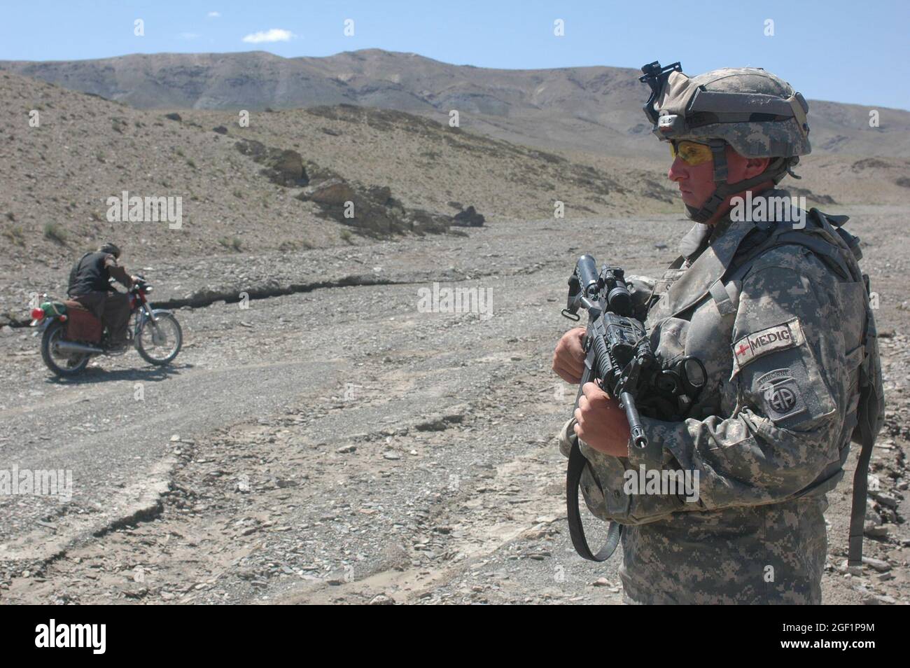 PFC. Bryan Sarge, medic di combattimento, quartier generale e truppa di quartier generale, 4th Squadron, 73rd Cavalry Regiment, 4th Brigade Combat Team, 82nd Airborne Divison, fornisce sicurezza durante una fermata di controllo del traffico il 04 giugno 2007 nel distretto Andar della provincia di Ghazni, Afghanistan. Foto dell'esercito degli Stati Uniti di Sgt. Matthew Clifton (rilasciato) Foto Stock