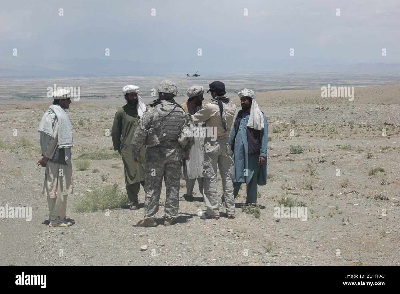 PFC. Joseph Moody, (a sinistra) un fantino con quartier generale e quartier generale Troop, 4° Squadron, 73° Reggimento Cavalry, 4° Brigade Combat Team, 82° Airborne Divison, parla con i civili durante una fermata di controllo del traffico il 04 giugno 2007 nel distretto Andar della provincia di Ghazni, Afghanistan. Foto dell'esercito degli Stati Uniti di Sgt. Matthew Clifton (rilasciato) Foto Stock
