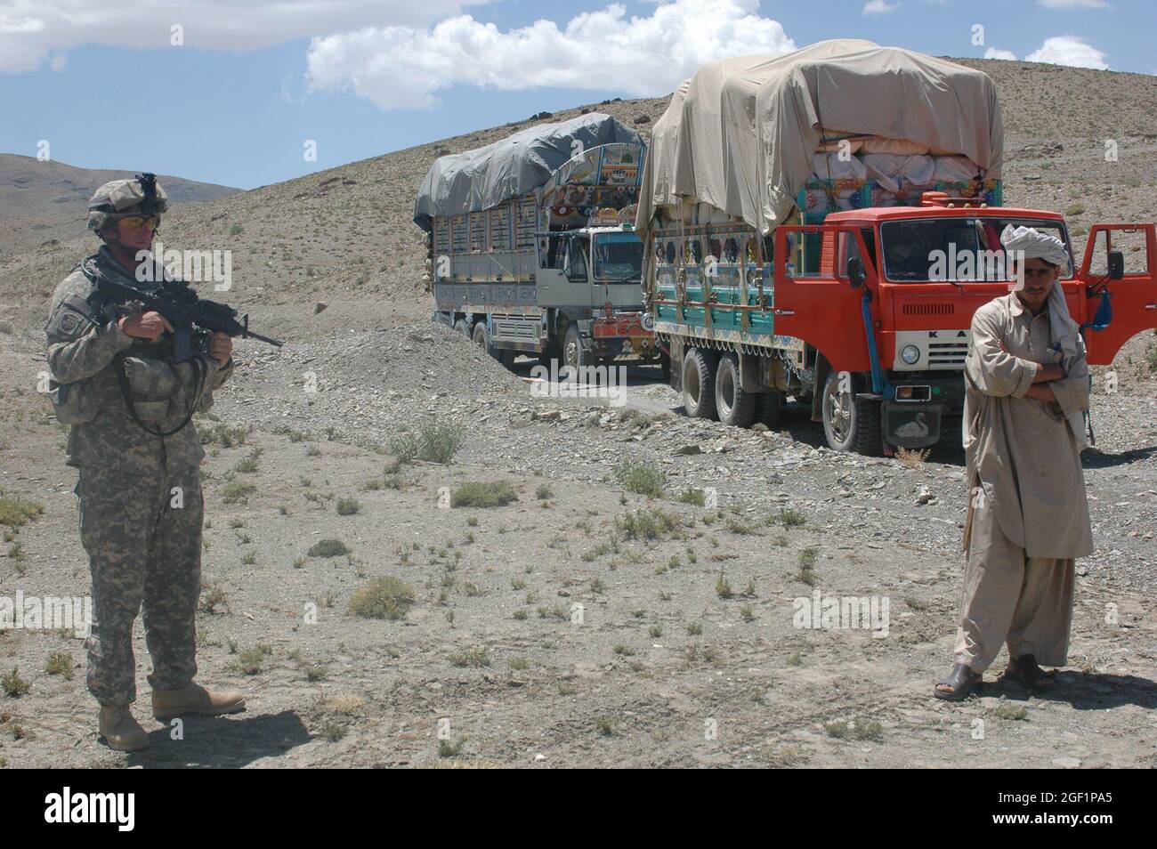 PFC. Bryan Sarge, medic di combattimento, quartier generale e truppa di quartier generale, 4th Squadron, 73rd Cavalry Regiment, 4th Brigade Combat Team, 82nd Airborne Divison, fornisce sicurezza durante una fermata di controllo del traffico il 04 giugno 2007 nel distretto Andar della provincia di Ghazni, Afghanistan. Foto dell'esercito degli Stati Uniti di Sgt. Matthew Clifton (rilasciato) Foto Stock