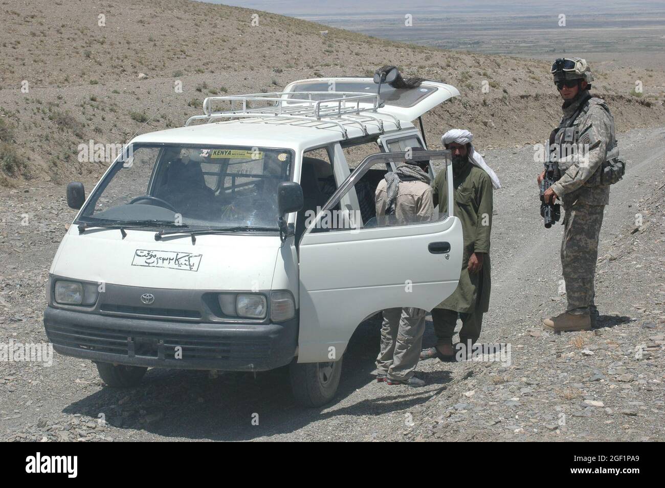 ; PFC. Joseph Moody, un fantino con quartier generale e quartier generale Troop, 4° Squadron, 73° Reggimento Cavalleria, 4° Team di combattimento Brigata, 82o Divison Airborne, cerca un veicolo durante una fermata del punto di controllo del traffico il 04 giugno 2007 nel distretto Andar della provincia di Ghazni, Afghanistan. Foto dell'esercito degli Stati Uniti di Sgt. Matthew Clifton (rilasciato) Foto Stock