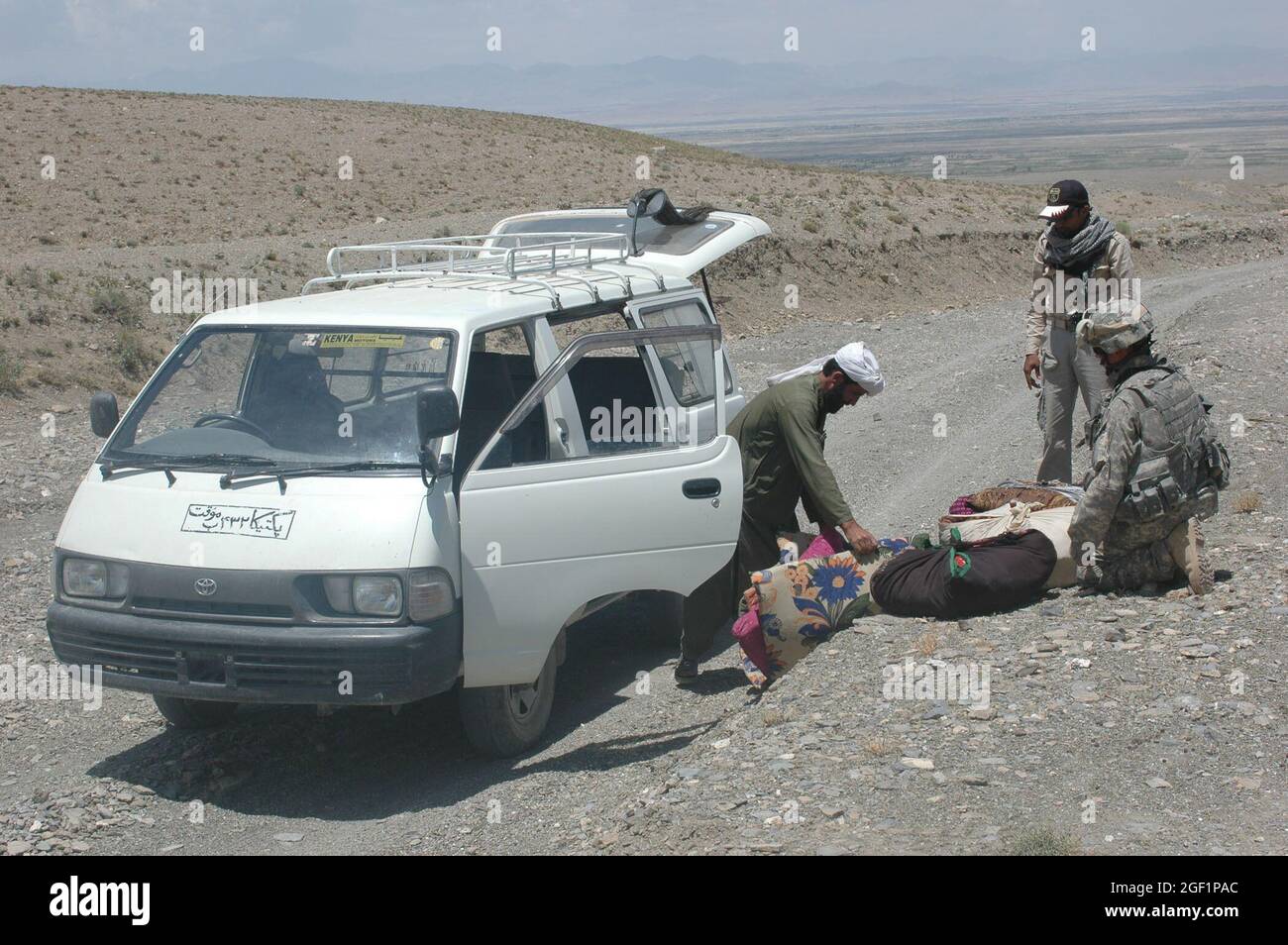 PFC. Joseph Moody, un fantino con quartier generale e quartier generale Troop, 4° Squadron, 73° Reggimento Cavalleria, 4° Team di combattimento Brigata, 82o Divison Airborne, cerca un veicolo durante una fermata del punto di controllo del traffico il 04 giugno 2007 nel distretto Andar della provincia di Ghazni, Afghanistan. Foto dell'esercito degli Stati Uniti di Sgt. Matthew Clifton (rilasciato) Foto Stock