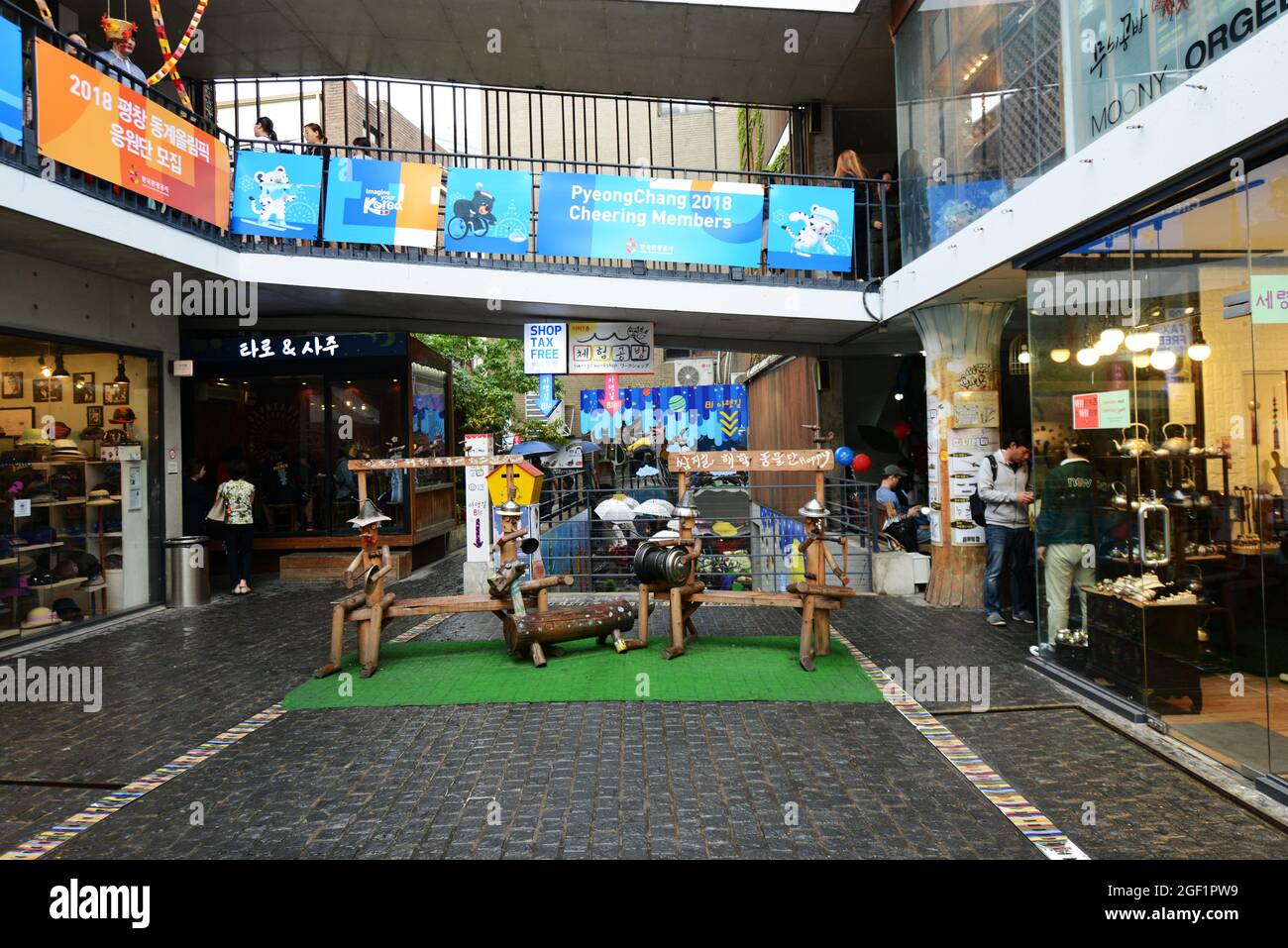Un moderno centro commerciale sulla principale strada pedonale di Insadong a Seoul, Corea del Sud. Foto Stock
