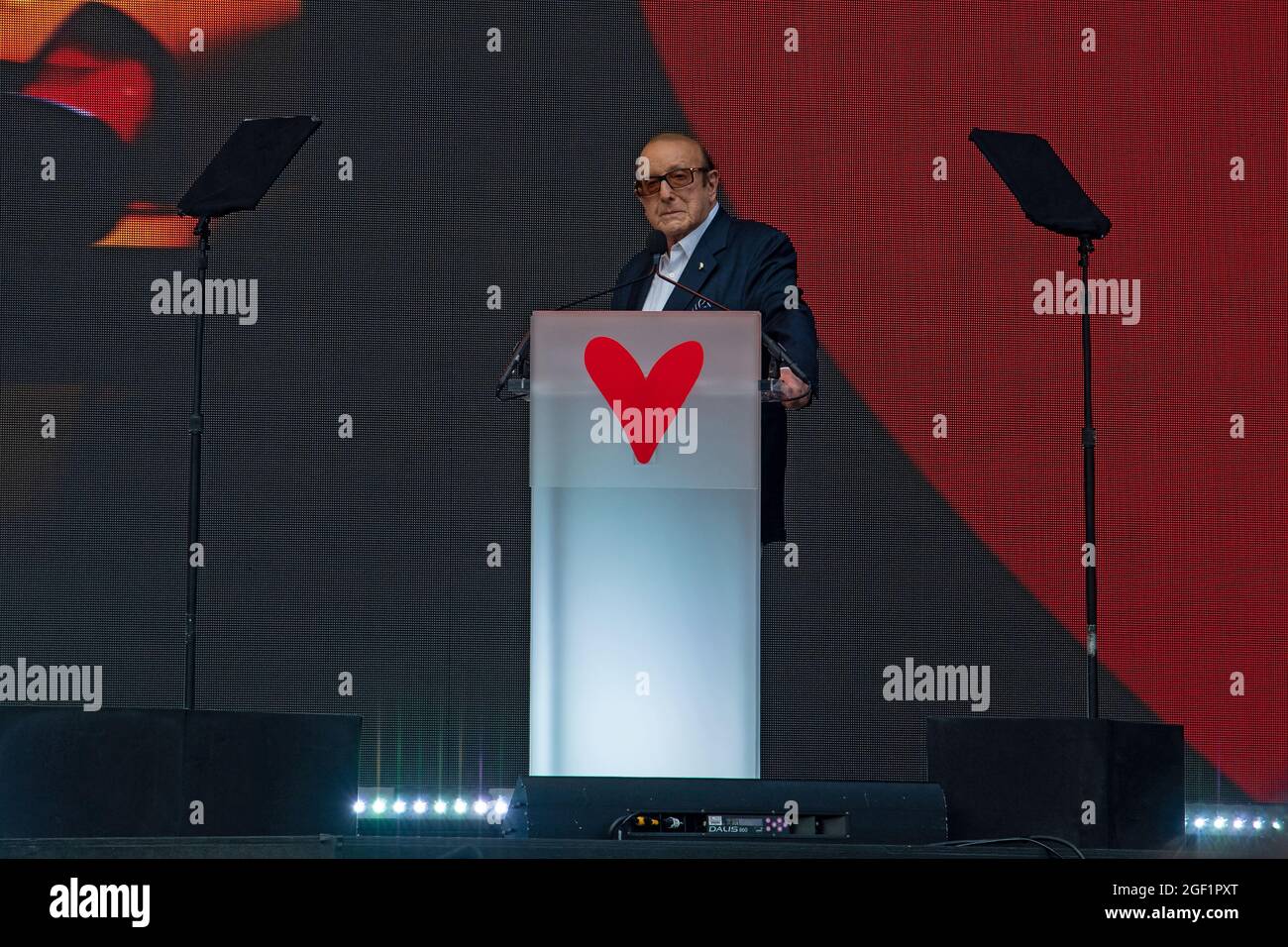 New York, Stati Uniti. 21 Agosto 2021. Clive Davis parla durante il "We Love NYC: The Homecoming Concert" al Great Lawn in Central Park, New York City. Credit: SOPA Images Limited/Alamy Live News Foto Stock