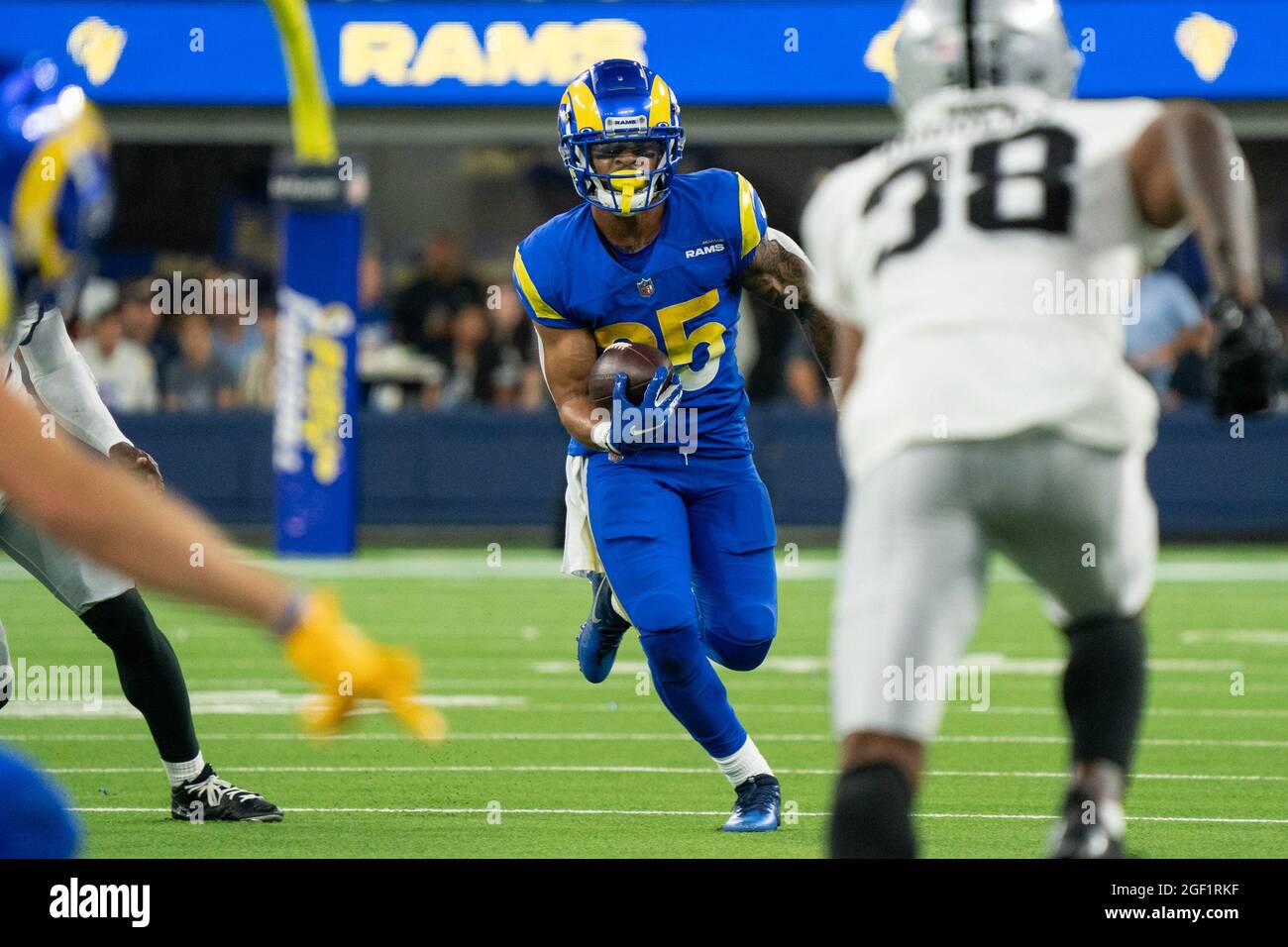 Los Angeles Rams running back Xavier Jones (25) porta la palla durante una pre-partita NFL contro i Las Vegas Raiders, Sabato, 21 agosto 2021, Foto Stock