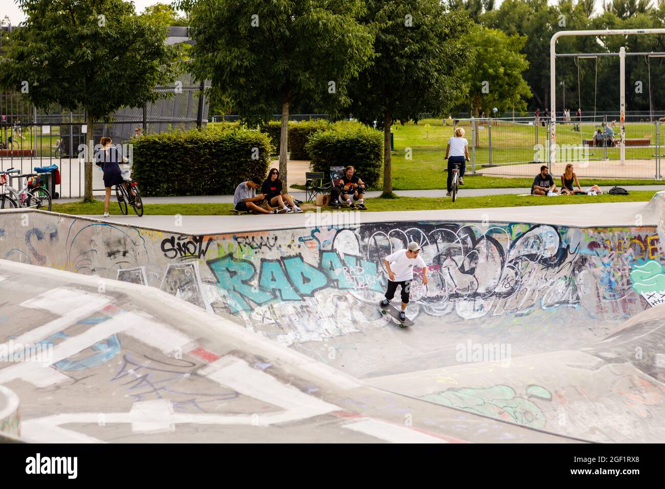Francoforte, Germania, 21. 2021 agosto: Skateboarder nello Skatepark Frankfurt Osthafen Foto Stock