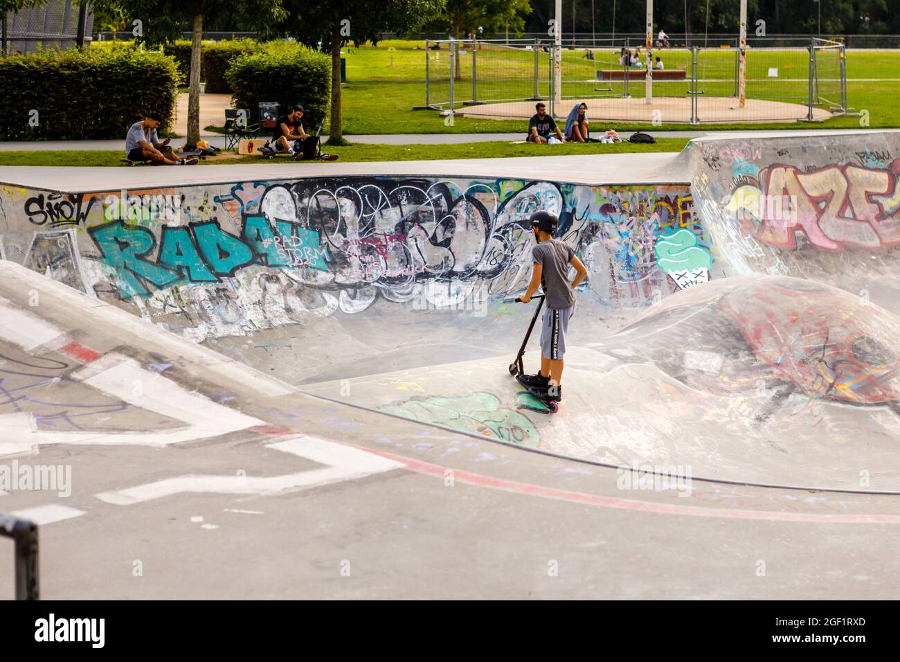 Francoforte, Germania, 21. Agosto 2021: Scooter driver a Skatepark Frankfurt Osthafen Foto Stock
