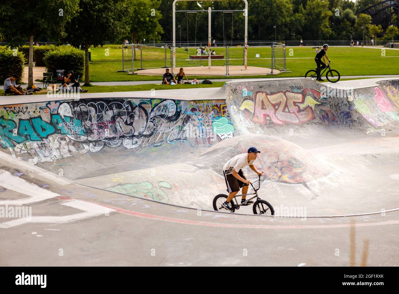 Francoforte, Germania, 21. Agosto 2021: Driver BMX a Skatepark Frankfurt Osthafen Foto Stock