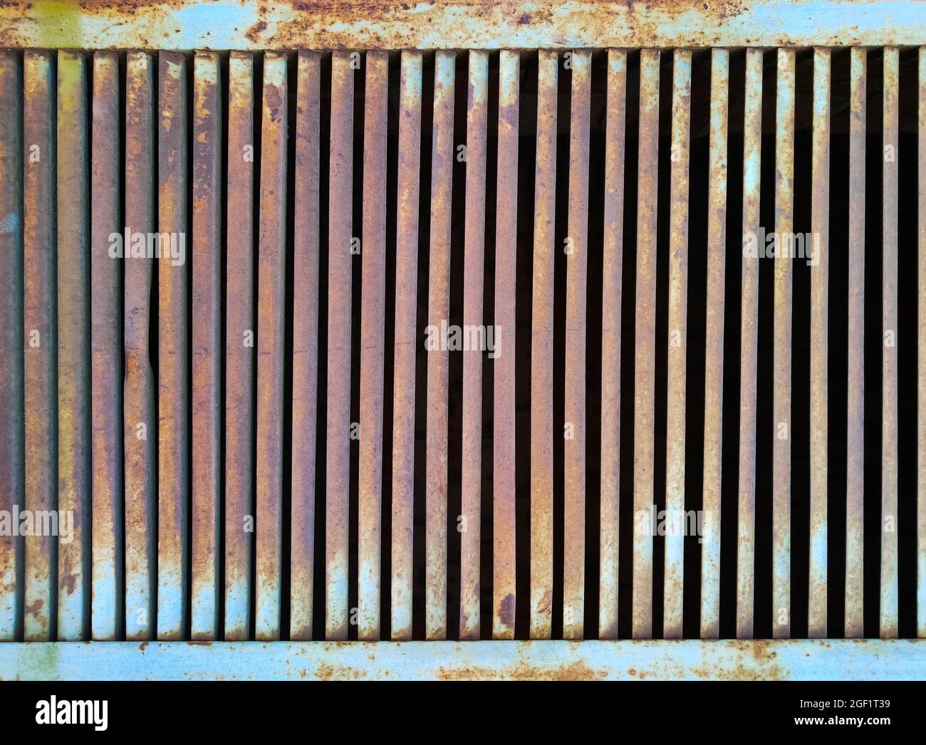 Vecchio ferro corrode metallo griglia - arrugato dipinto jalousie Foto Stock
