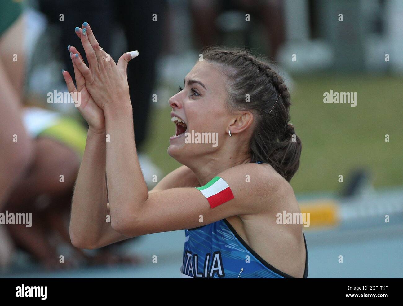 Nairobi, Kenya. 22 agosto 2021. Alessandra Iezzi del team Italia celetrata dopo la finale femminile 4x400m al campionato mondiale di atletica U20 2021 a Nairobi, Kenya, 22 agosto 2021. Credit: Long Lei/Xinhua/Alamy Live News Foto Stock