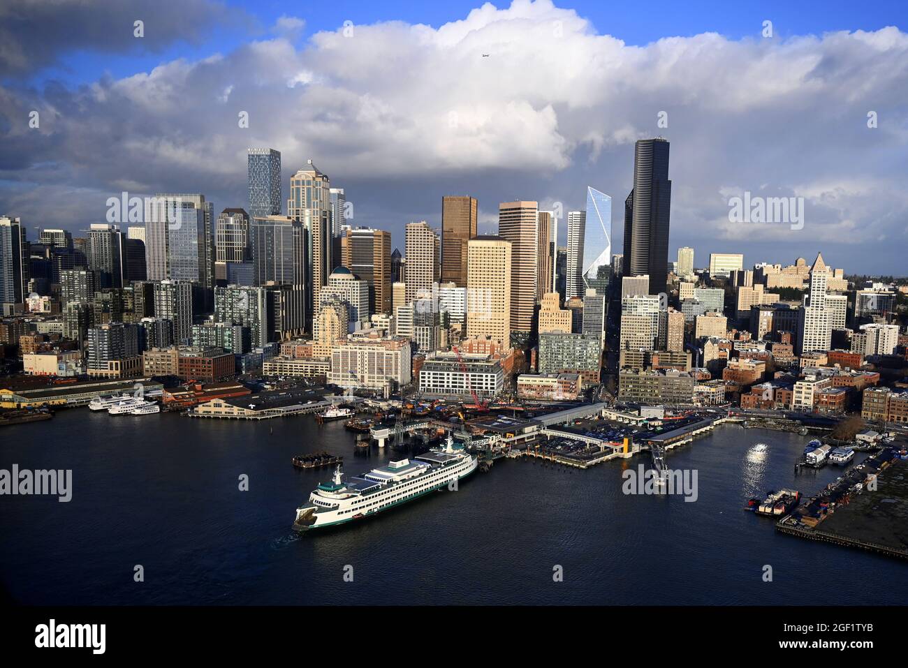 SEATTLE, WASHINGTON, USA, VISTA AEREA, CON TRAGHETTO PUGET SOUND NEL PORTO Foto Stock