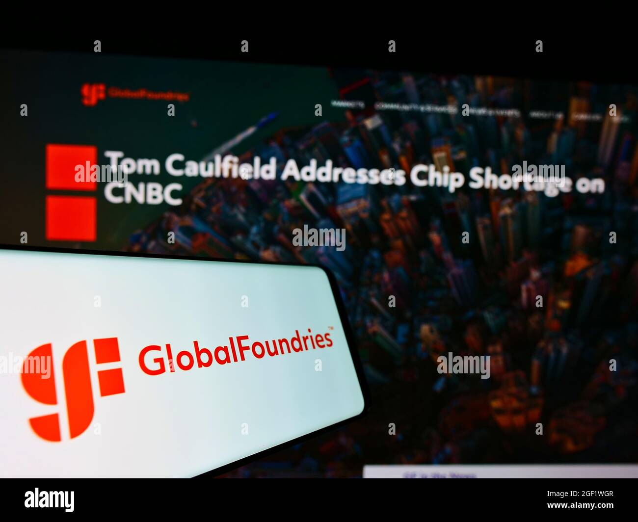 Telefono cellulare con logo della società americana di semiconduttori GlobalFoundries Inc. (GF) sullo schermo di fronte al sito web. Concentratevi sul centro-destra del display del telefono. Foto Stock