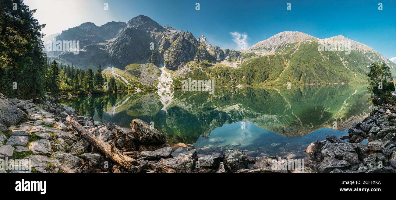 Parco Nazionale di Tatra, Polonia. Panorama famose montagne Lago Morskie Oko o Sea Eye Lago in estate mattina. Five Lakes Valley. Splendida vista panoramica Foto Stock