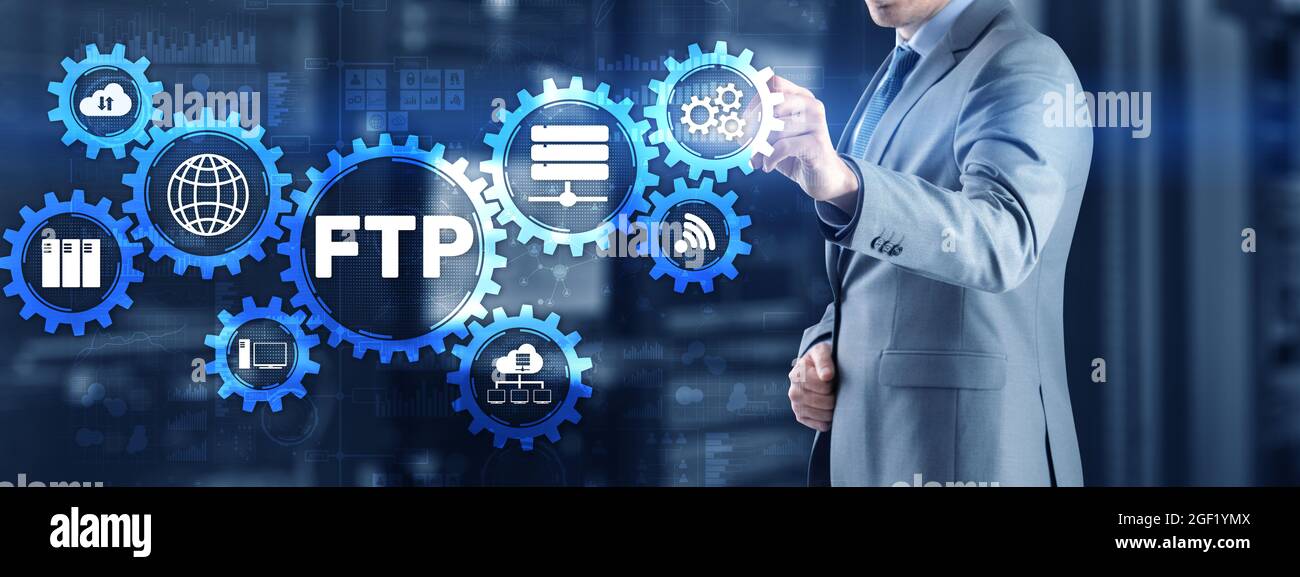 Uomo d'affari che preme il touch screen FTP. Concetto IT blu. Foto Stock