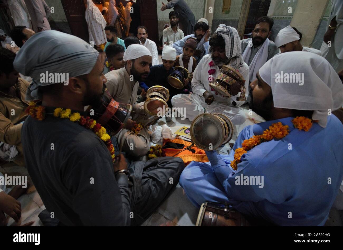 Pakistan Rafeek Raksha Gli indù pakistani pregano nel tempio durante la celebrazione del ...