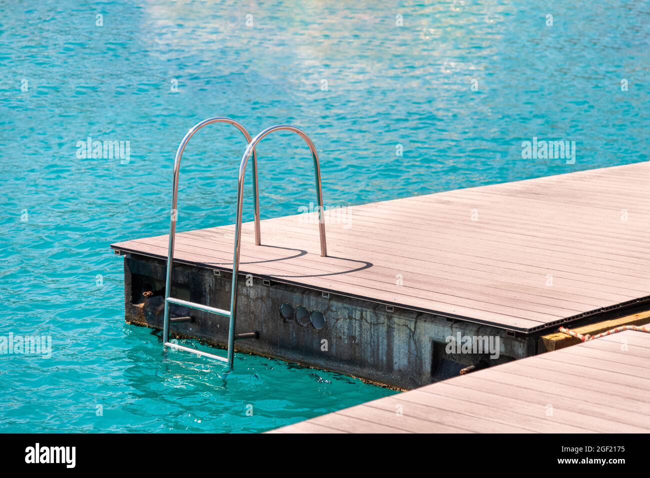 molo galleggiante con ponte composito e scala presso il porticciolo. Foto Stock