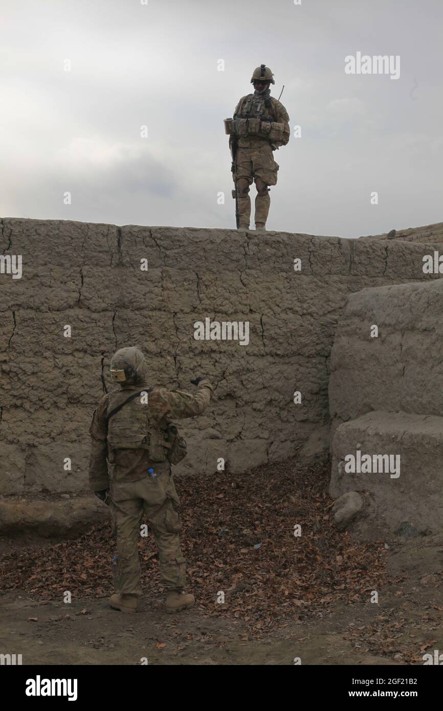 Soldati statunitensi di Cavalleria 3-4, terza squadra di combattimento brigata, 25° divisione fanteria, si preparano a passare al prossimo obiettivo dell'operazione Jolo II, 26 gennaio 2012, distretto di Memlah, provincia di Nangarhar, Afghanistan. Foto Stock