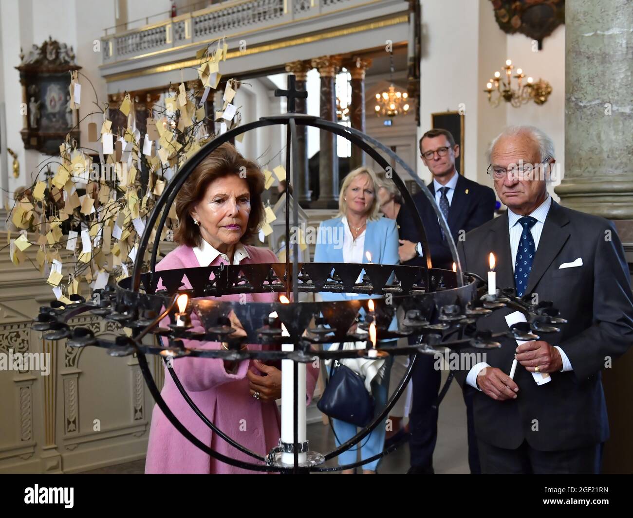 Il re Carl Gustaf e la regina accalteranno una candela nella cattedrale di Kalmar durante la loro visita nella contea di Kalmar. Foto: Jonas Ekstromer / TT code 10030 Foto Stock