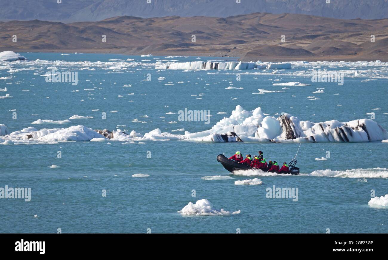 JOKULSARLON, ISLANDA - 30 luglio 2021: Avventura in barca sul lago del ghiacciaio Jokulsarlon il 30 luglio 2021. Foto Stock