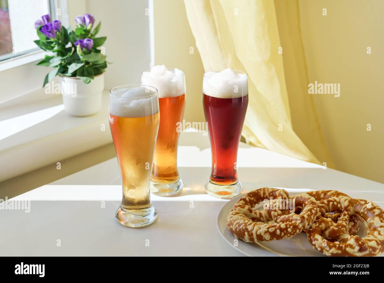Tre bicchieri con diversi tipi di birra sul tavolo Foto Stock