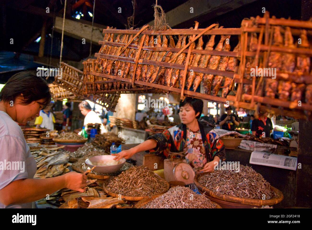 Conserve di prodotti ittici sul mercato tradizionale di Tomohon, Sulawesi settentrionale, Indonesia. Foto Stock