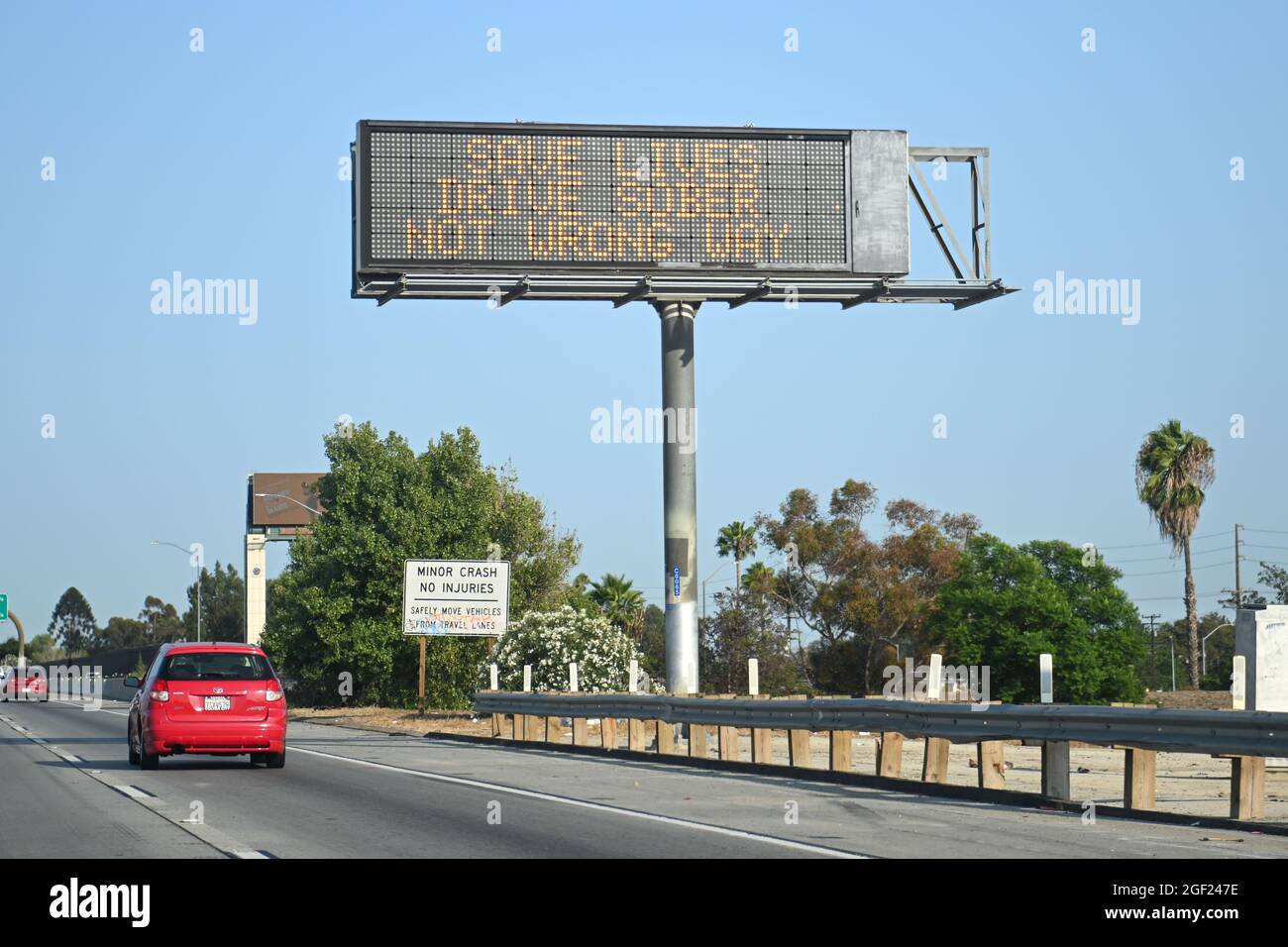 Un messaggio su una bacheca di CalTrans dice “Save Lives, Drive Sober, Not Wrong Way” (salvare vite, guidare in modo sobrio, non sbagliato) sulla superstrada Interstate 710 venerdì 13 agosto 2021, a Los Ang Foto Stock