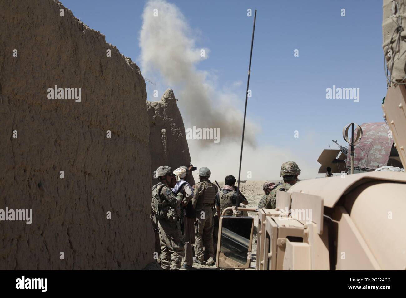 La nuvola in primo piano proviene da un dispositivo esplosivo improvvisato detonato dall'EOD durante una missione di eliminazione del percorso vicino alla base operativa Forward Super, provincia di Paktika, Afghanistan, 1° giugno 2012. (STATI UNITI Esercito foto di SPC. David J. Barnes / rilasciato) Foto Stock