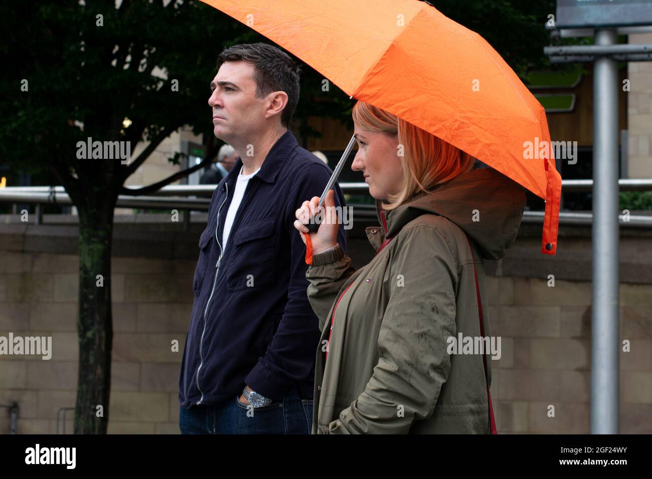 Andy Burnham Mayor per Greater Manchester e Rebecca Long-Bailey MP per Salford ed Eccles al raduno dei Cladiatori di Manchester. Protesta del rivestimento infiammabile Foto Stock