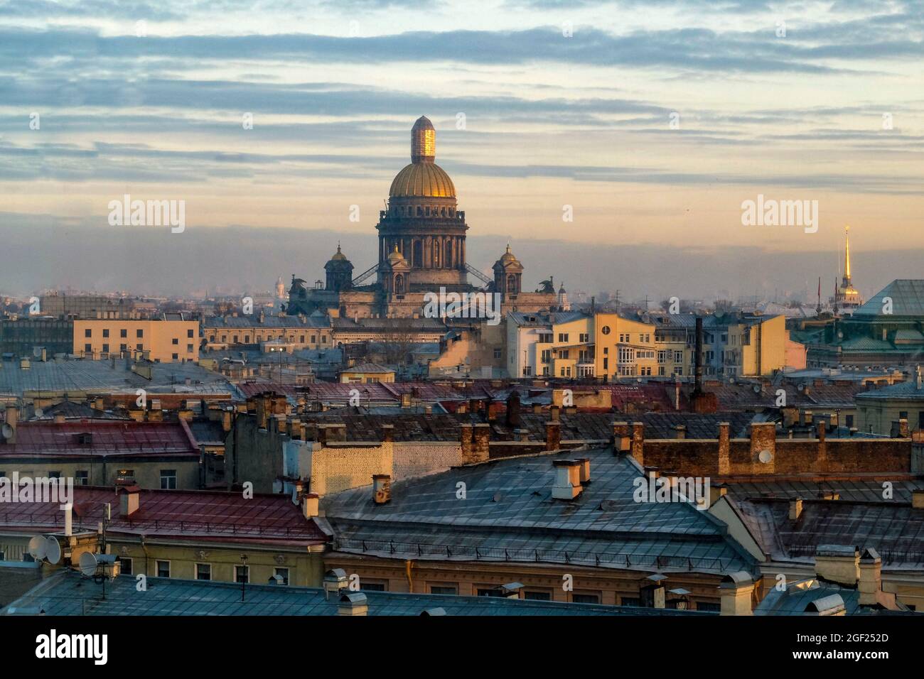 Panorama urbano vista dei tetti di San Pietroburgo, Russia con una cupola della chiesa in lontananza all'alba Foto Stock