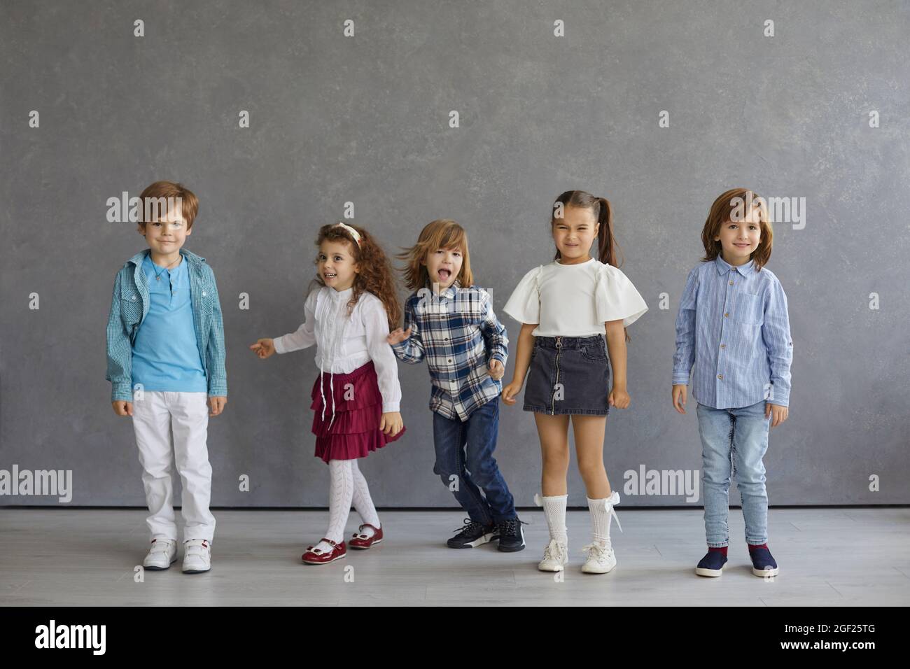 Studio ritratto di gruppo di felici divertenti adorabili bambini che mostrano diverse emozioni Foto Stock