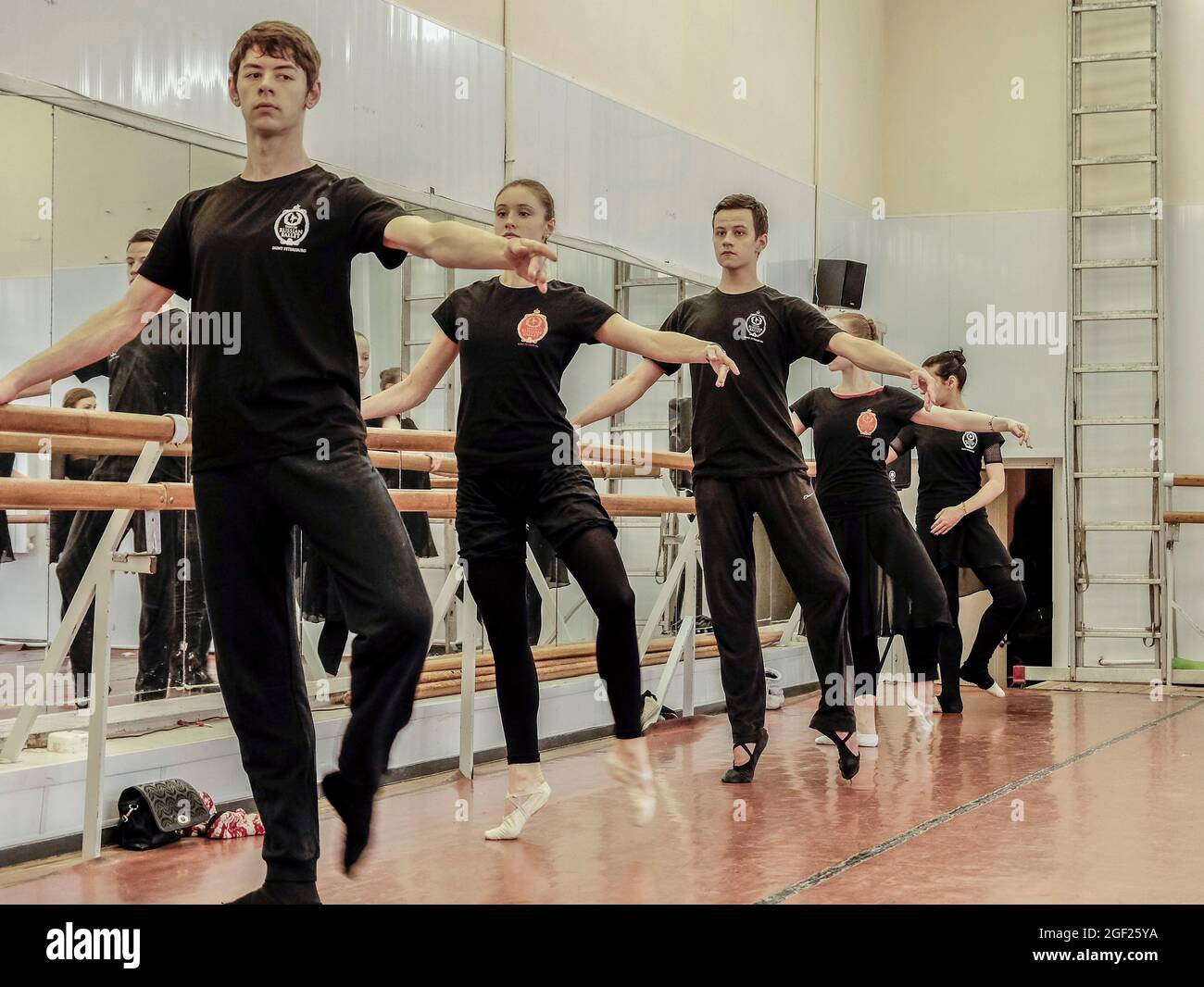 Un'azienda di balletti prepara una produzione in una sala di prove a San Pietroburgo, Russia Foto Stock