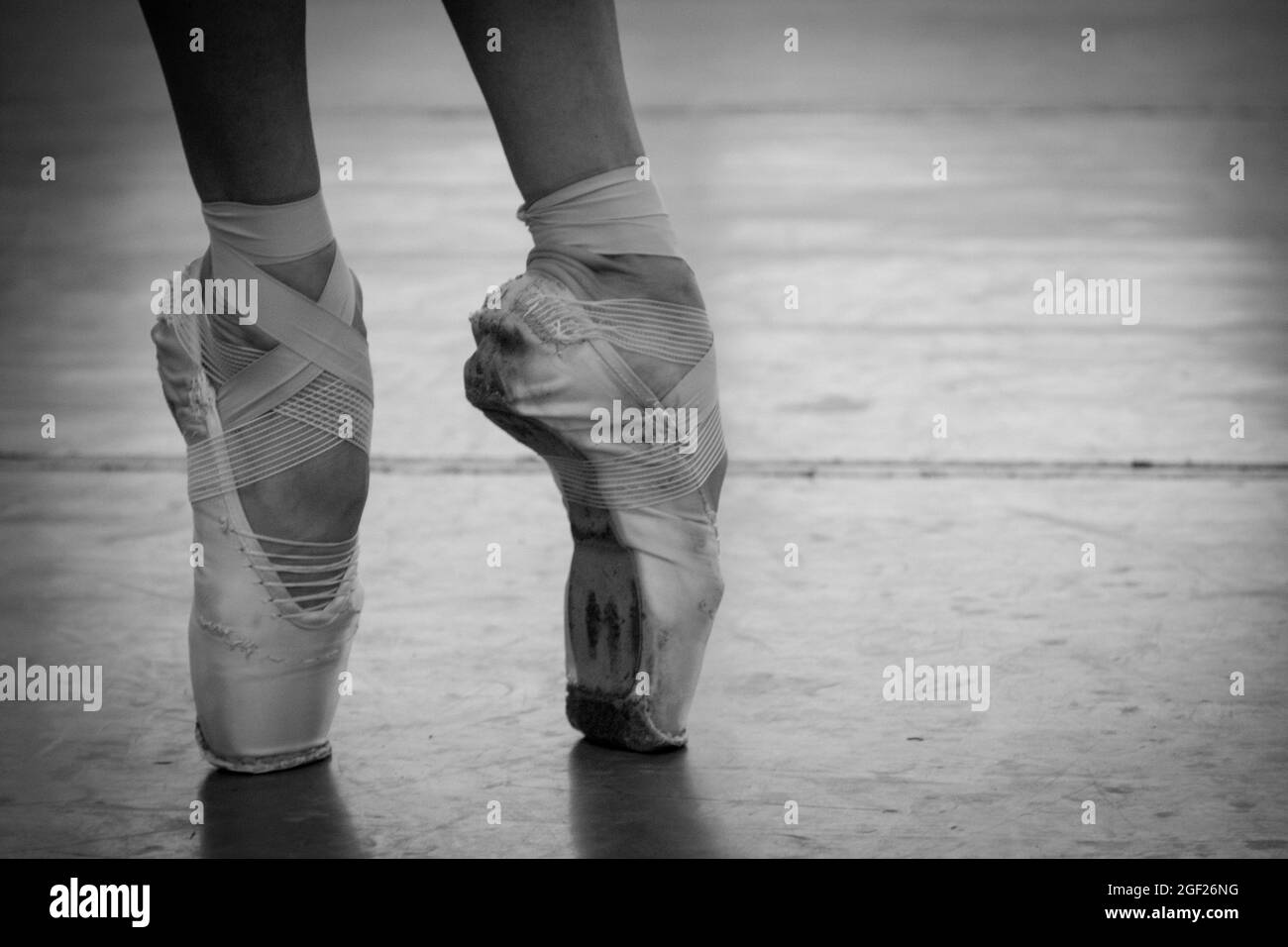 Immagini ravvicinate delle scarpe da balletto utilizzate dai ballerini in una sala di prove a San Pietroburgo, Russia Foto Stock