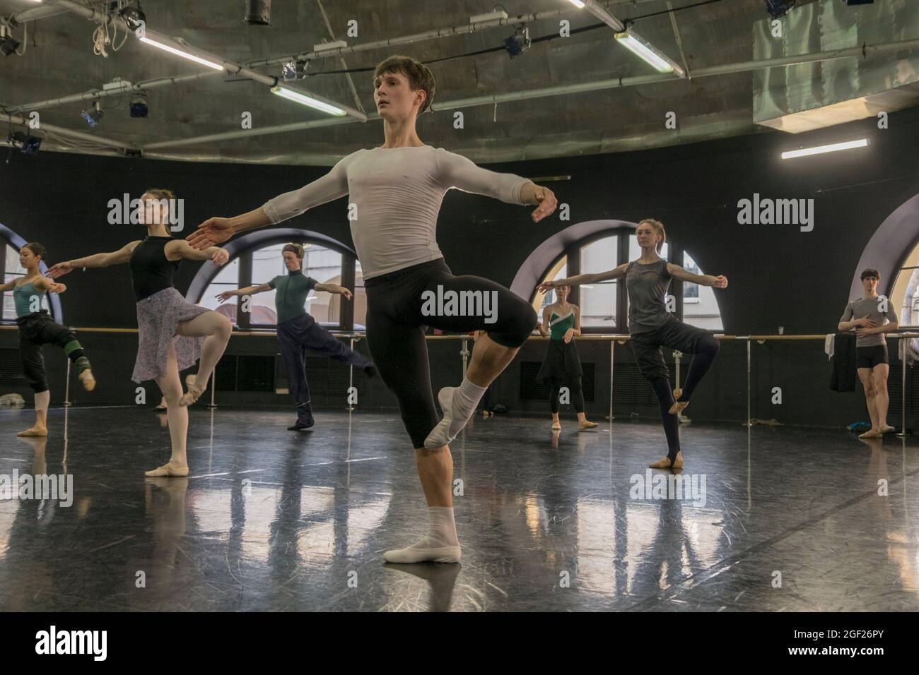 Un'azienda di balletti prepara una produzione in una sala di prove a San Pietroburgo, Russia Foto Stock