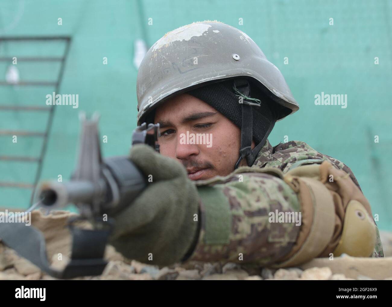 Provincia di PAKTYA, Afghanistan – un tirocinante di base dell’esercito nazionale afghano guarda attraverso le sue immagini mentre fornisce un controllo durante un percorso ad ostacoli al Regional Military Training Center di Gardez, 25 febbraio 2013. Il corso di formazione di base è nella sesta settimana di istruzione, e si diplomerà a quasi 600 nuovi soldati dell'esercito nazionale afghano alla fine di marzo 2013. (STATI UNITI Esercito foto di SPC. Tianna Waite, 115esimo distaccamento Mobile Public Affairs) Foto Stock