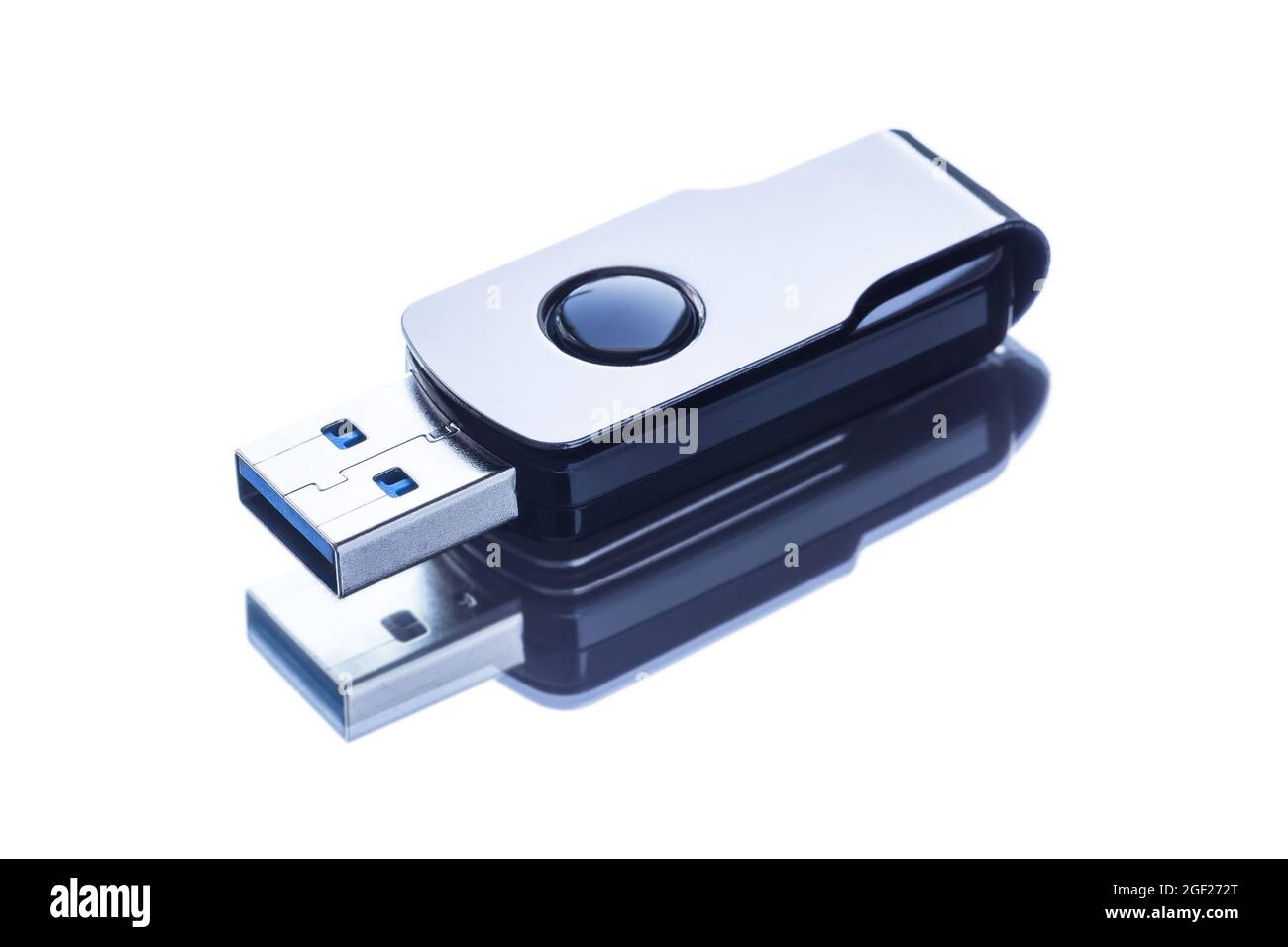 Unità flash su una superficie dello specchio luminoso con riflessione. Foto Stock