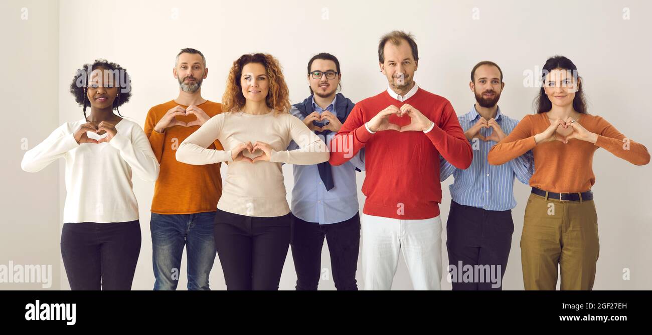 Banner con ritratto di gruppo di persone felici che fanno gesto di cuore inviarti amore e gratitudine Foto Stock