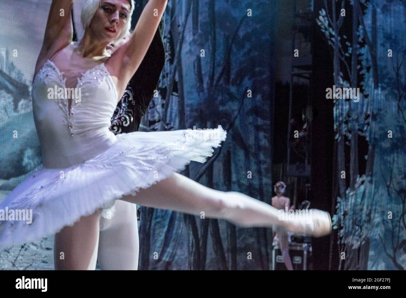 La prima ballerina in un tutu salta attraverso il palco in una rappresentazione del Lago di Swan in un teatro a San Pietroburgo, Russia Foto Stock